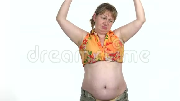 有趣的胖女人举起两个小哑铃视频的预览图