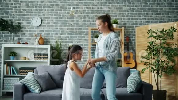 妈妈和可爱的小女儿在家跳舞跳着玩视频的预览图