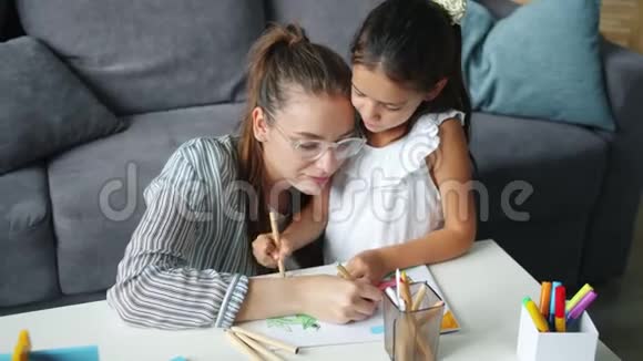 可爱的孩子和女人在家里画画享受艺术和闲暇时光视频的预览图