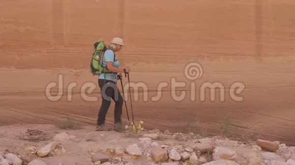 美国沙漠斜坡峡谷与橙色单片悬崖旅游徒步旅行视频的预览图