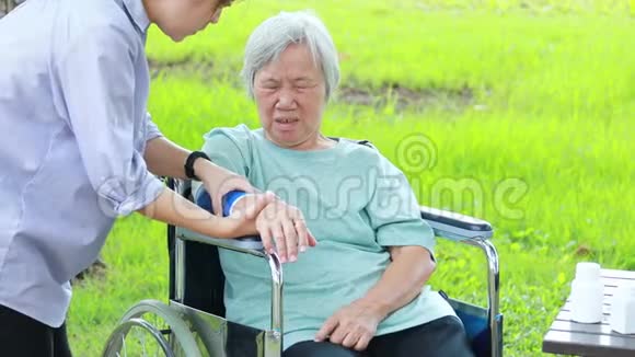受伤的亚洲老年妇女肘部支撑肌肉酸痛肘关节手臂疼痛女性照顾者不打算视频的预览图