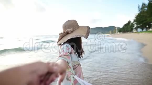 相爱的一对牵手暑假在泰国海滩旅行放松和娱乐视频的预览图