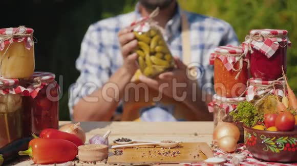 男人手里拿着一罐罐装有机蔬菜视频的预览图
