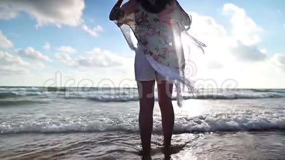 亚洲女人暑假独自在海滩上旅行视频的预览图