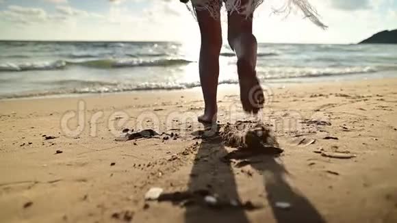 亚洲女性暑假在海滩上旅行和跑步视频的预览图