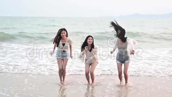 亚洲女人在海滩上跳跃暑假旅游泰国放松和娱乐视频的预览图