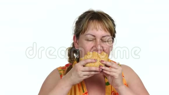 可爱的女人在白色背景下吃汉堡视频的预览图
