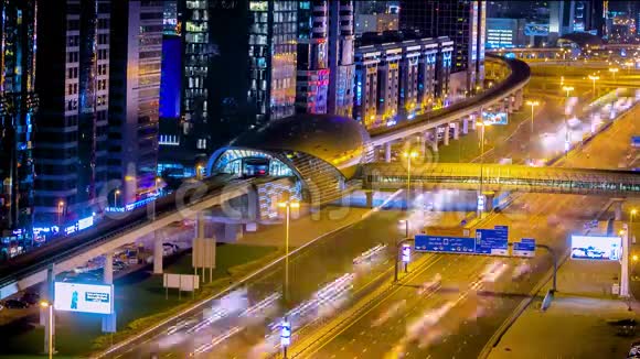 地铁车站与交通在高速公路夜间时间推移在迪拜阿联酋迪拜地铁沿谢赫扎耶德行驶40公里视频的预览图
