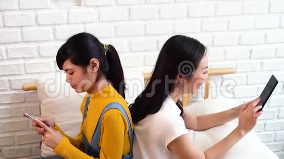 亚洲女性使用智能手机视频的预览图