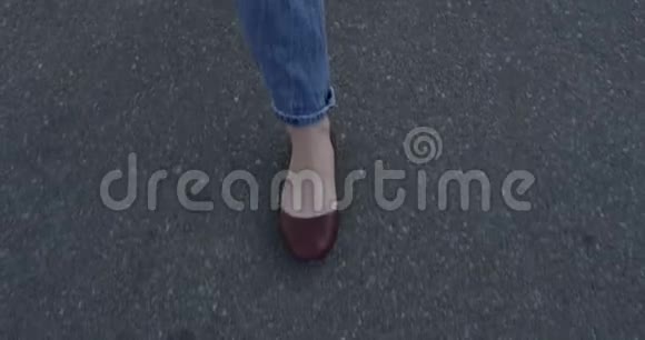 慢运动状态下牛仔裤两个方向妇女行走脚视频的预览图