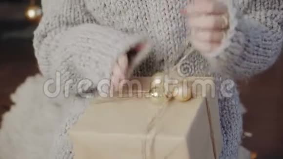带礼物的女人视频的预览图