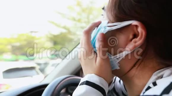 戴着多层防护面具的亚洲妇女担心吸入有毒烟雾害怕空气污染PM25烟雾d视频的预览图
