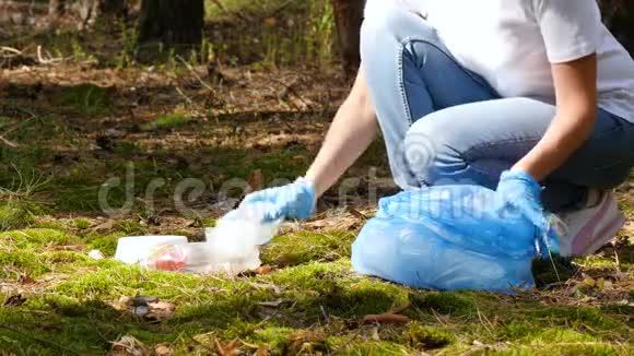 女孩手戴手套特写女人把垃圾塑料瓶垃圾放在一个可生物降解的包裹里概念视频的预览图
