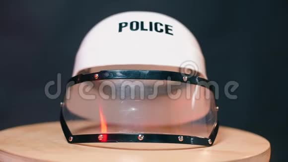警察头盔的特写视频的预览图