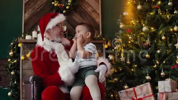 小男孩坐在圣诞老人腿上听他的故事视频的预览图