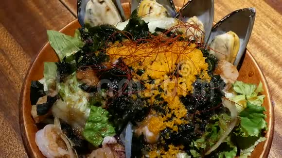 日本餐厅桌上放牡蛎海鲜沙拉的动作视频的预览图