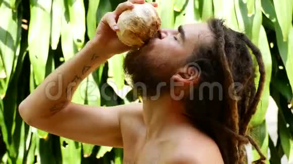 有可怕的男人喝椰子视频的预览图