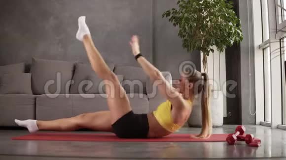 健美操运动练习女性运动员在练习时抬起双腿用手触摸它视频的预览图