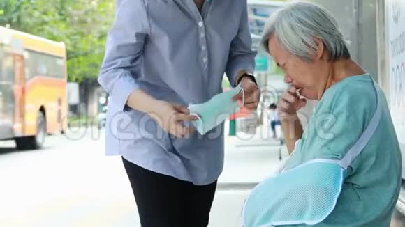 因患有咳嗽发热病的老年女性戴医用口罩的亚洲女性防止病菌传播视频的预览图