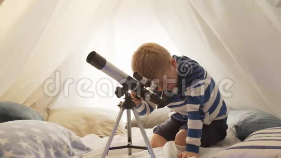 小男孩在家里的帐篷玩望远镜快乐的白种人小孩在游戏室视频的预览图