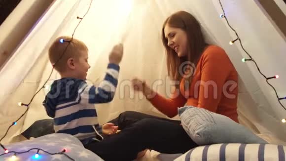 小男孩在家里的帐篷和妈妈玩快乐的白种人小孩在游戏室视频的预览图