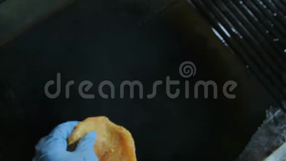 厨师把生肉放在烤架上视频的预览图