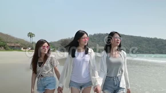 在海滩上的亚洲女人暑假旅游泰国放松和娱乐视频的预览图