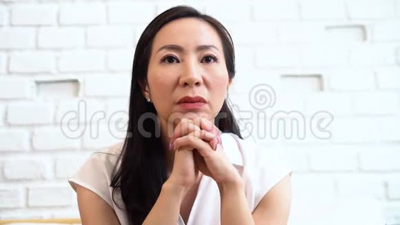 伤心体贴的亚洲女性在家视频的预览图