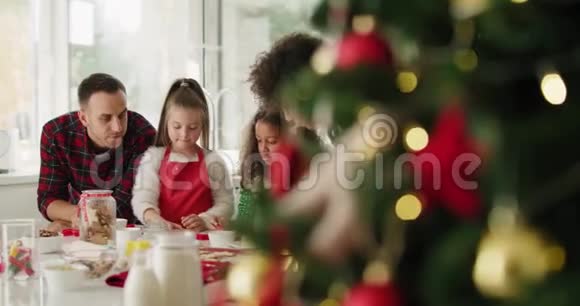 家人为圣诞节做美味的饼干视频的预览图