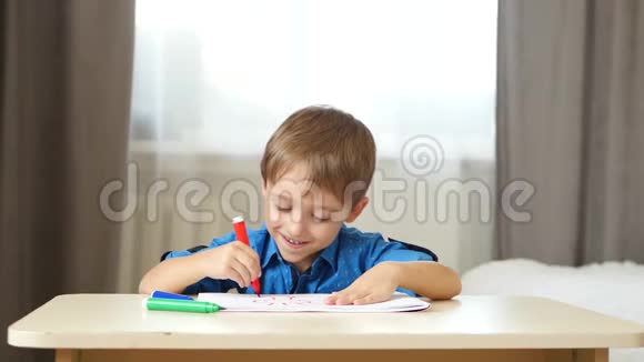 幼儿在纸上画彩色铅笔幻想和想象快乐的孩子儿童的发展视频的预览图