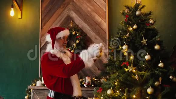 圣诞老人在房间里装饰圣诞树里面有节日的装饰视频的预览图