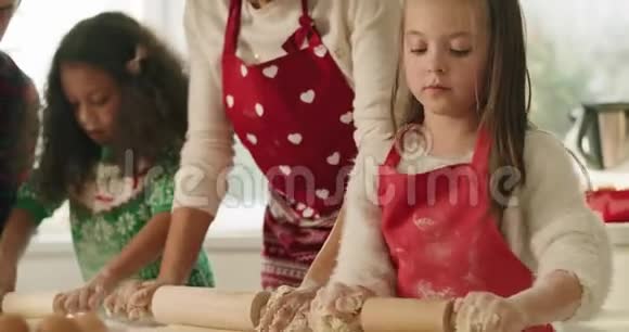 孩子们在父母的帮助下烤饼干视频的预览图