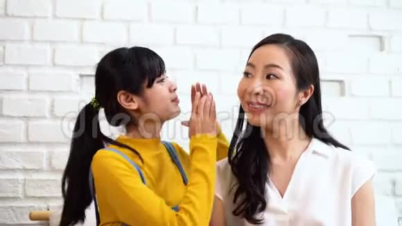 亚洲一家十几岁的女孩在家里对着成熟女人的耳朵说闲话视频的预览图