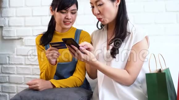 快乐的亚洲女性上网购物视频的预览图