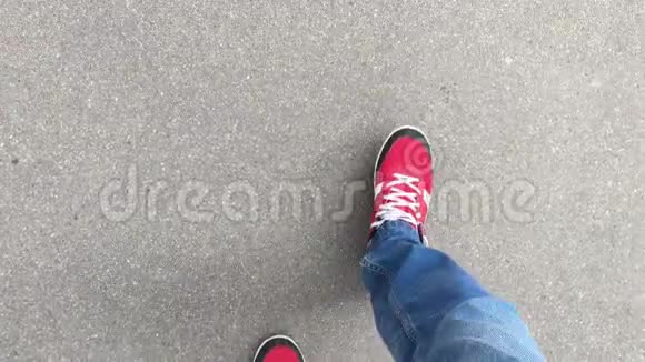 穿着红鞋走路视频的预览图