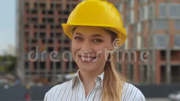 成功的高级建筑工程师女士微笑着享受职业生涯的成功戴着安全帽视频的预览图