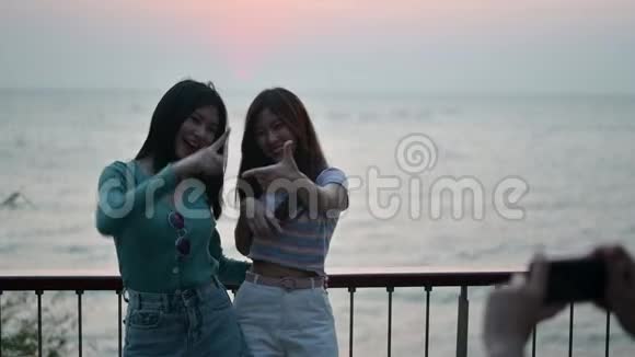 亚洲女性暑假在泰国海滩旅行放松和娱乐视频的预览图