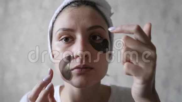 化妆品护肤这个女孩用眼贴在嘴唇周围的皮肤上以抚平皱纹视频的预览图