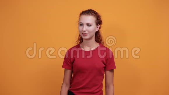 漂亮的年轻女士穿着红色衬衫做着好的手势展示着肌肉视频的预览图