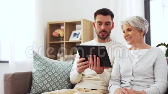 家中有平板电脑的老母亲和成年儿子视频的预览图