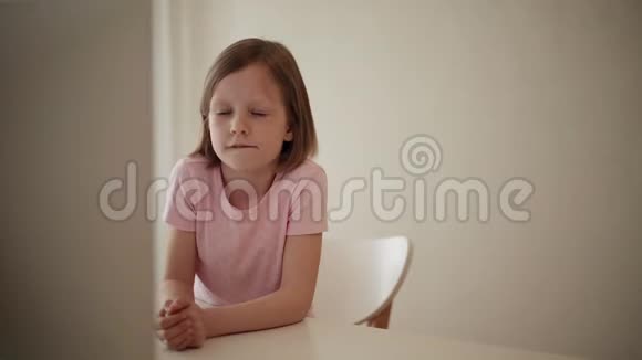 一个8岁的小女孩正在电脑上看视频视频的预览图