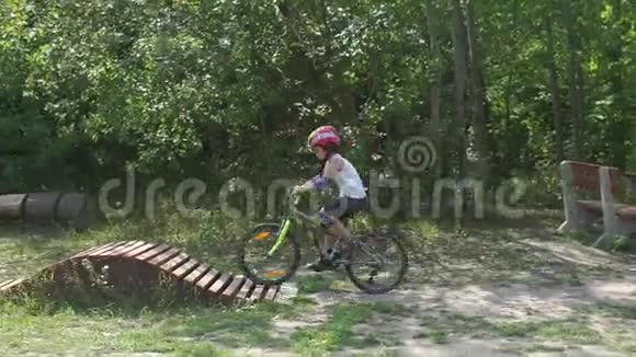 小学生在公园里骑自行车视频的预览图