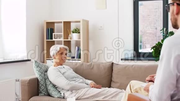 老年女性患者与男性心理学家交谈视频的预览图