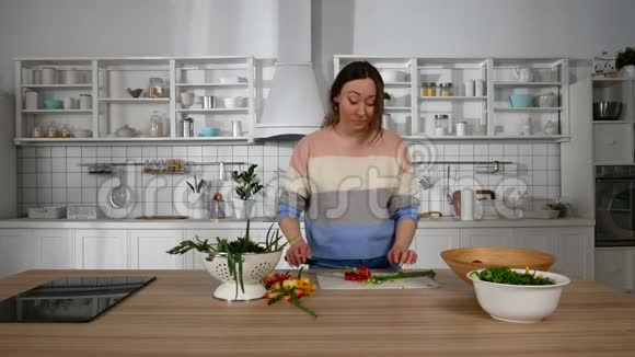 女孩对待丈夫做饭视频的预览图