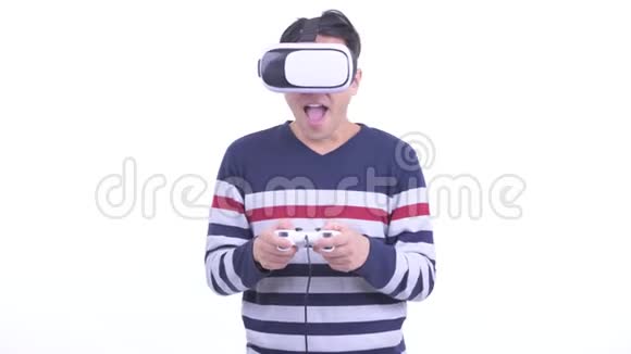 快乐的日本潮人玩游戏使用虚拟现实耳机视频的预览图