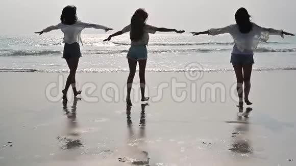 亚洲女人在海滩上奔跑暑假旅游泰国视频的预览图