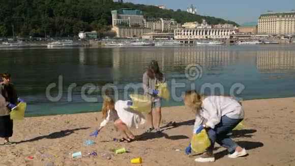 一群积极分子朋友在海滩上收集塑料垃圾环境保护视频的预览图