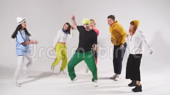 集中精力跳舞穿着运动服的年轻苗条男人通过跳舞来享受快乐视频的预览图