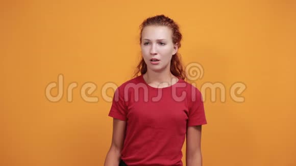 年轻女子穿着红色衬衫手挽着脖子痛苦的鬼脸视频的预览图