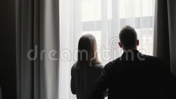 年轻夫妇在新公寓度过他们的第一分钟视频的预览图